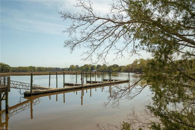 126 Creek Front LN, Suffolk, VA 23435
