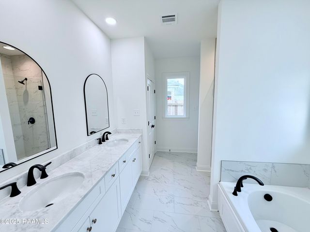 102 Berchman Oaks Drive, Lafayette, LA 70506