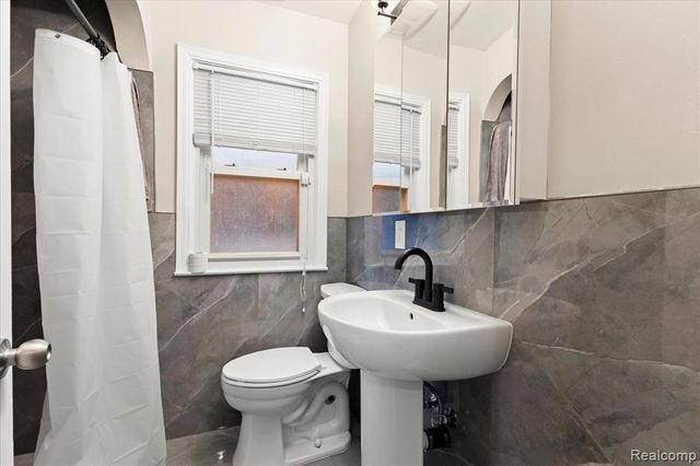 4175 Motorway Drive, Waterford, MI 48328