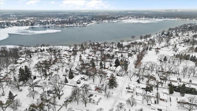 4175 Motorway Drive, Waterford, MI 48328