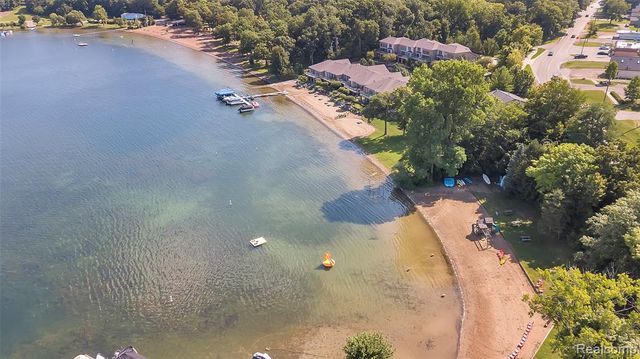 4175 Motorway Drive, Waterford, MI 48328