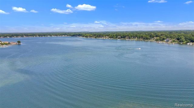 4175 Motorway Drive, Waterford, MI 48328