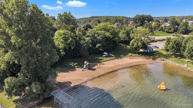 4175 Motorway Drive, Waterford, MI 48328