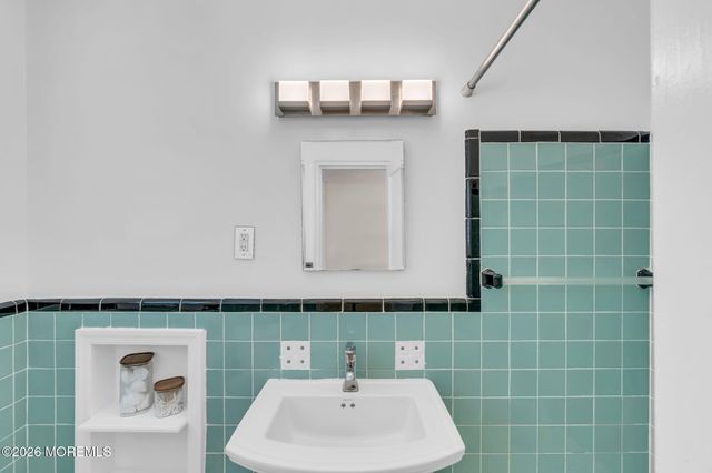 302 Deal Lake Drive 19, Asbury Park, NJ 07712
