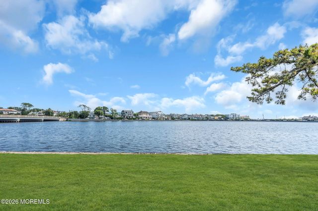 302 Deal Lake Drive 19, Asbury Park, NJ 07712
