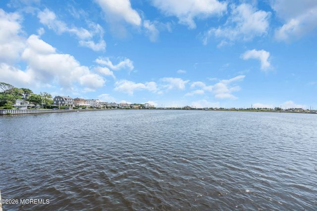 302 Deal Lake Drive 19, Asbury Park, NJ 07712