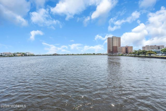 302 Deal Lake Drive 19, Asbury Park, NJ 07712