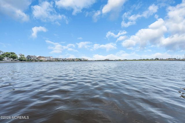 302 Deal Lake Drive 19, Asbury Park, NJ 07712