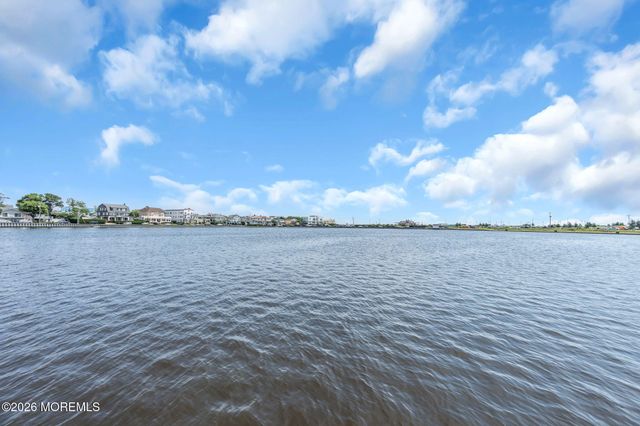 302 Deal Lake Drive 19, Asbury Park, NJ 07712