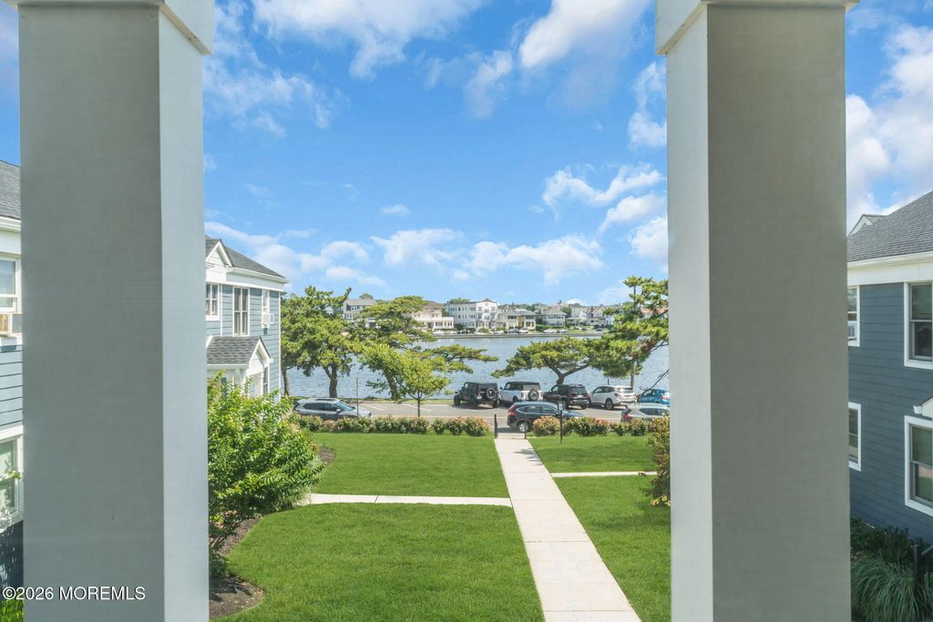 302 Deal Lake Drive 19, Asbury Park, NJ 07712
