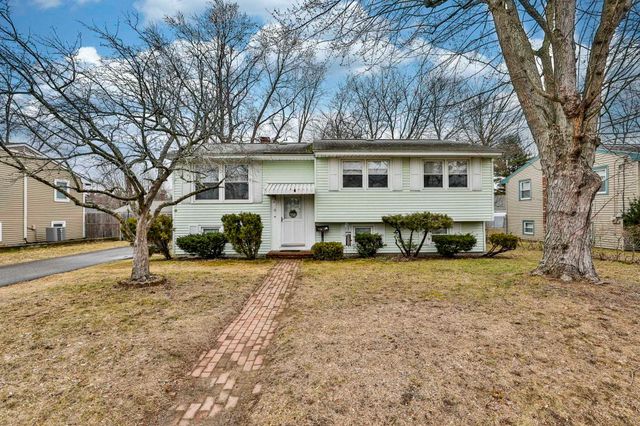8 Kingston Drive, Nashua, NH 03060