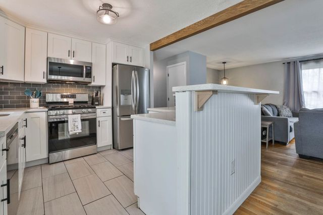 8 Kingston Drive, Nashua, NH 03060