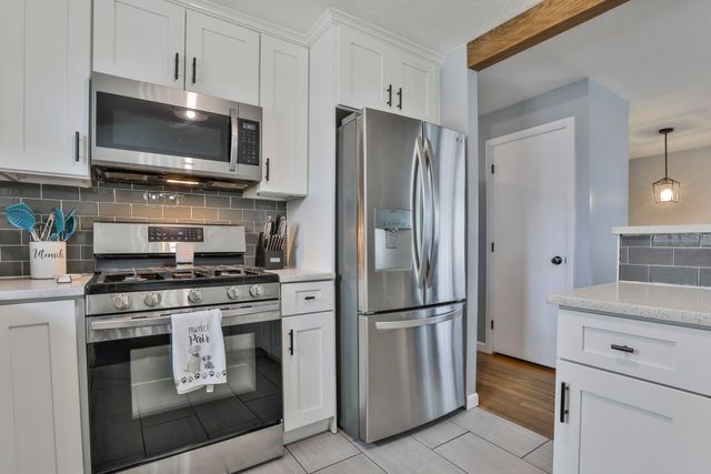 8 Kingston Drive, Nashua, NH 03060