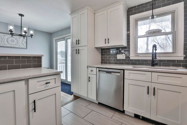 8 Kingston Drive, Nashua, NH 03060