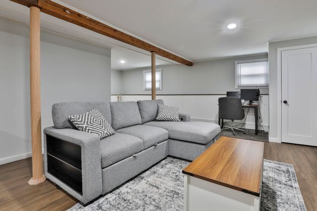 8 Kingston Drive, Nashua, NH 03060