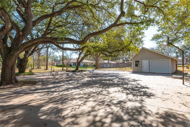 1423 N Wharton Street, El Campo, TX 77437