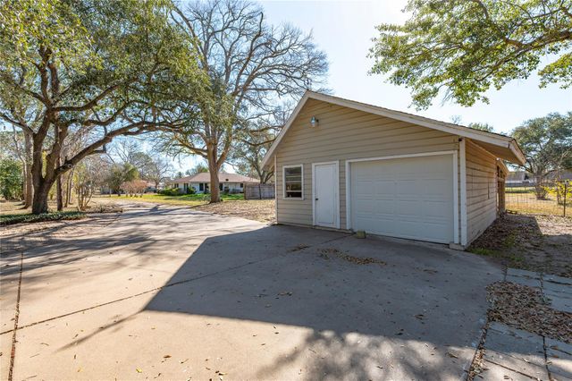 1423 N Wharton Street, El Campo, TX 77437