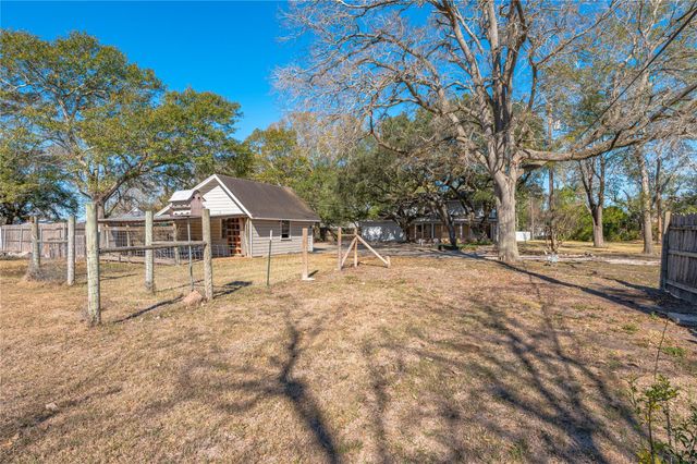 1423 N Wharton Street, El Campo, TX 77437