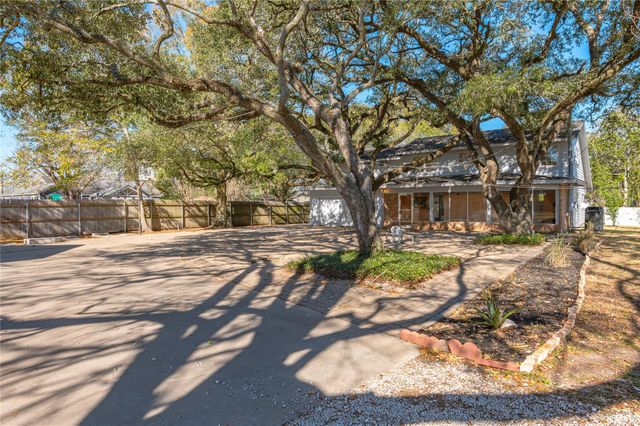 1423 N Wharton Street, El Campo, TX 77437