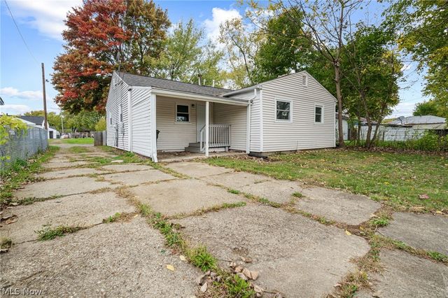 2012 Endrow Avenue NE, Canton, OH 44705