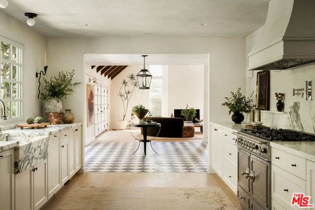 1004 N Bundy Drive, Los Angeles, CA 90049