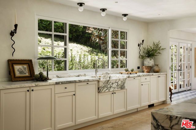 1004 N Bundy Drive, Los Angeles, CA 90049