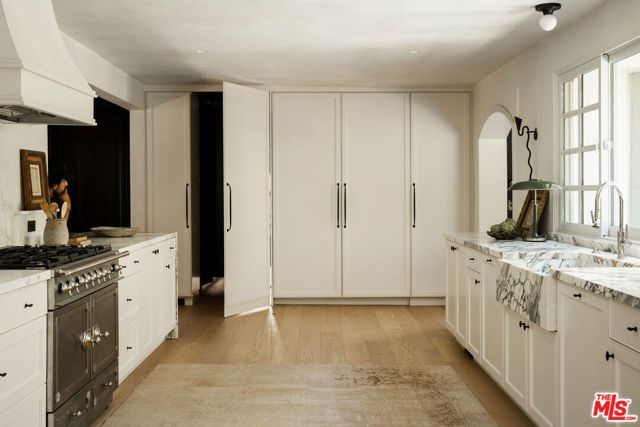 1004 N Bundy Drive, Los Angeles, CA 90049