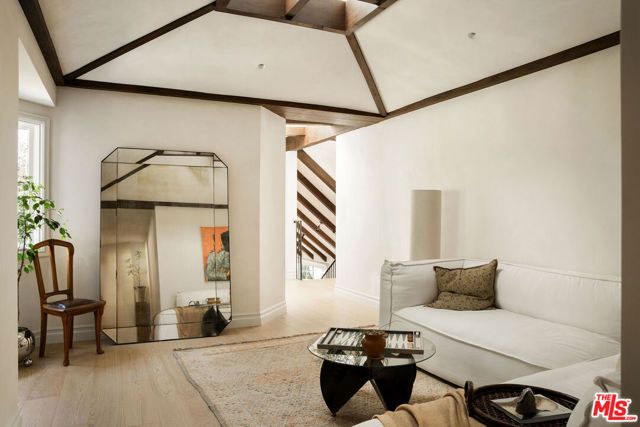 1004 N Bundy Drive, Los Angeles, CA 90049