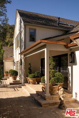 1004 N Bundy Drive, Los Angeles, CA 90049