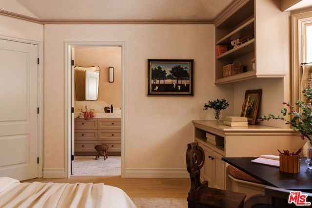 1004 N Bundy Drive, Los Angeles, CA 90049