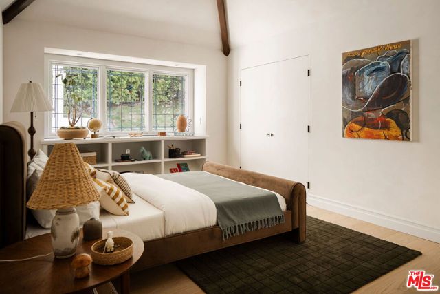 1004 N Bundy Drive, Los Angeles, CA 90049
