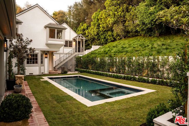 1004 N Bundy Drive, Los Angeles, CA 90049