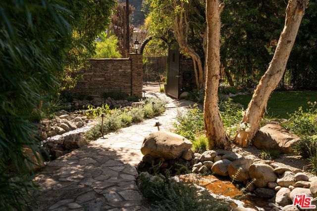 1004 N Bundy Drive, Los Angeles, CA 90049