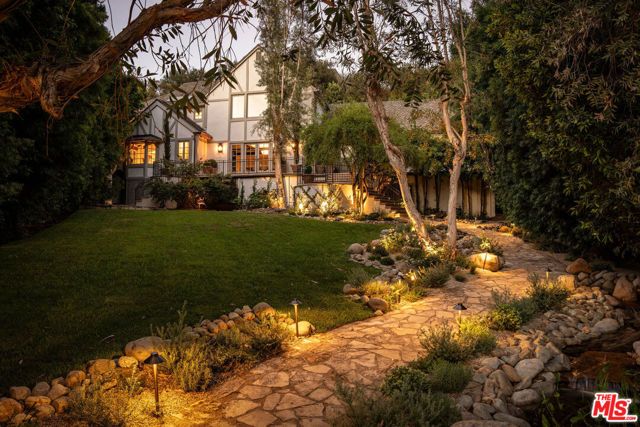 1004 N Bundy Drive, Los Angeles, CA 90049