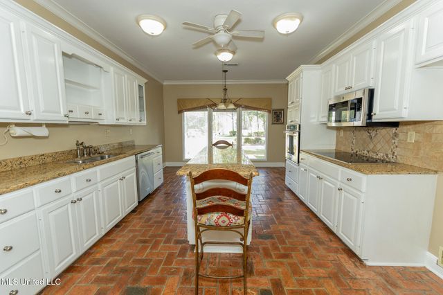 14188 Longwood Circle, D'iberville, MS 39540