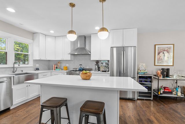 6221 Linden Lane, La Grange Highlands, IL 60525