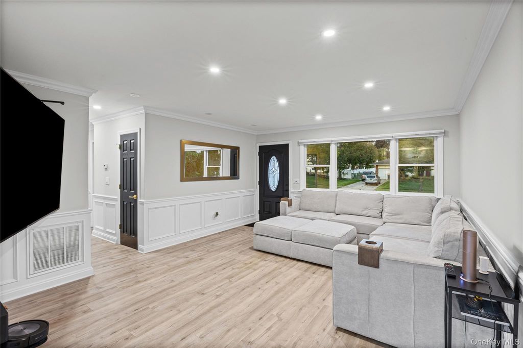 492 Connetquot Avenue, Islip Terrace, NY 11752 — photo 3