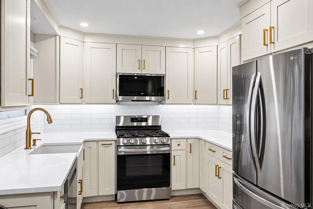 492 Connetquot Avenue, Islip Terrace, NY 11752 — photo 4