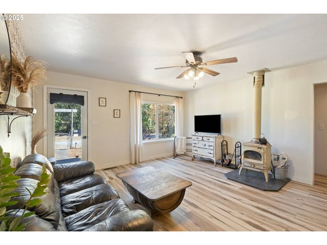 187 HACKETT Ln, Riddle, OR 97469