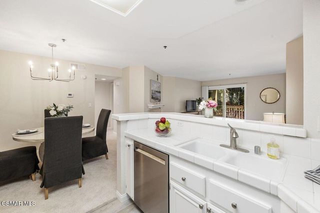 697 Sutton Crest Trail 302, Oak Park, CA 91377