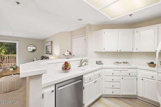 697 Sutton Crest Trail 302, Oak Park, CA 91377