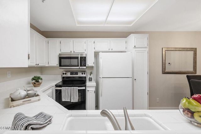 697 Sutton Crest Trail 302, Oak Park, CA 91377