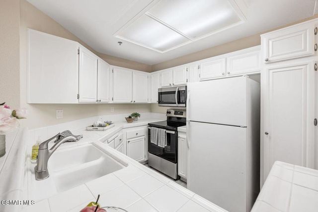 697 Sutton Crest Trail 302, Oak Park, CA 91377