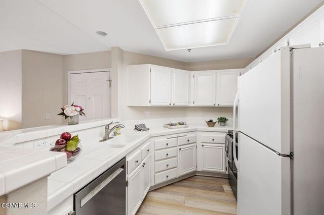 697 Sutton Crest Trail 302, Oak Park, CA 91377