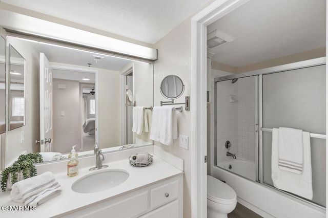 697 Sutton Crest Trail 302, Oak Park, CA 91377