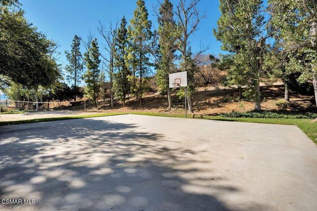 697 Sutton Crest Trail 302, Oak Park, CA 91377