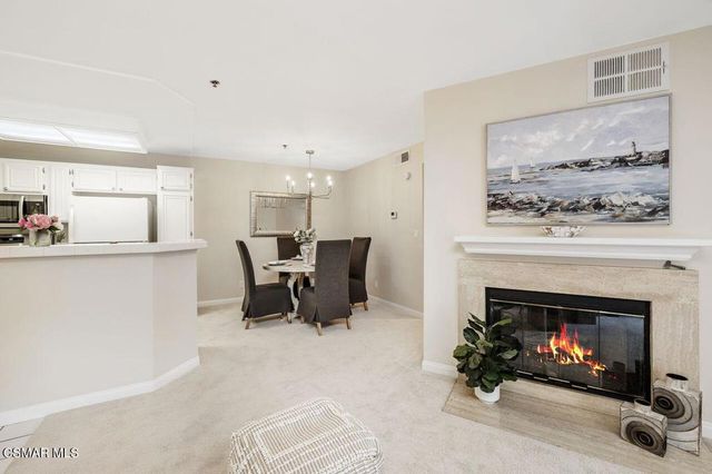 697 Sutton Crest Trail 302, Oak Park, CA 91377