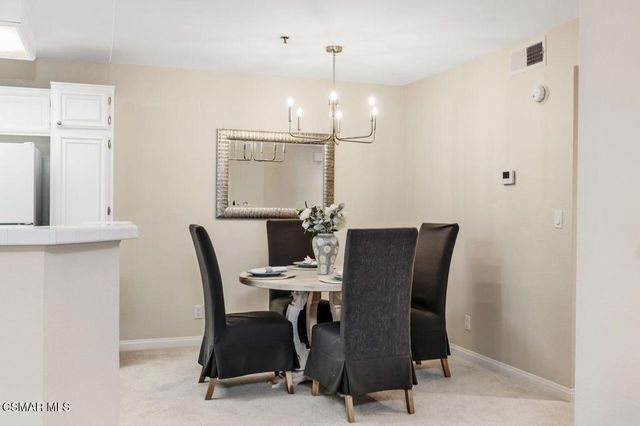 697 Sutton Crest Trail 302, Oak Park, CA 91377