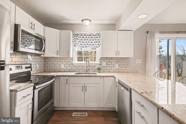 20 NANCY LOPEZ LN, Etters, PA 17319