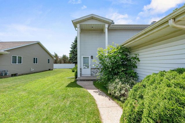 1633 W WEILAND LANE, Appleton, WI 54914